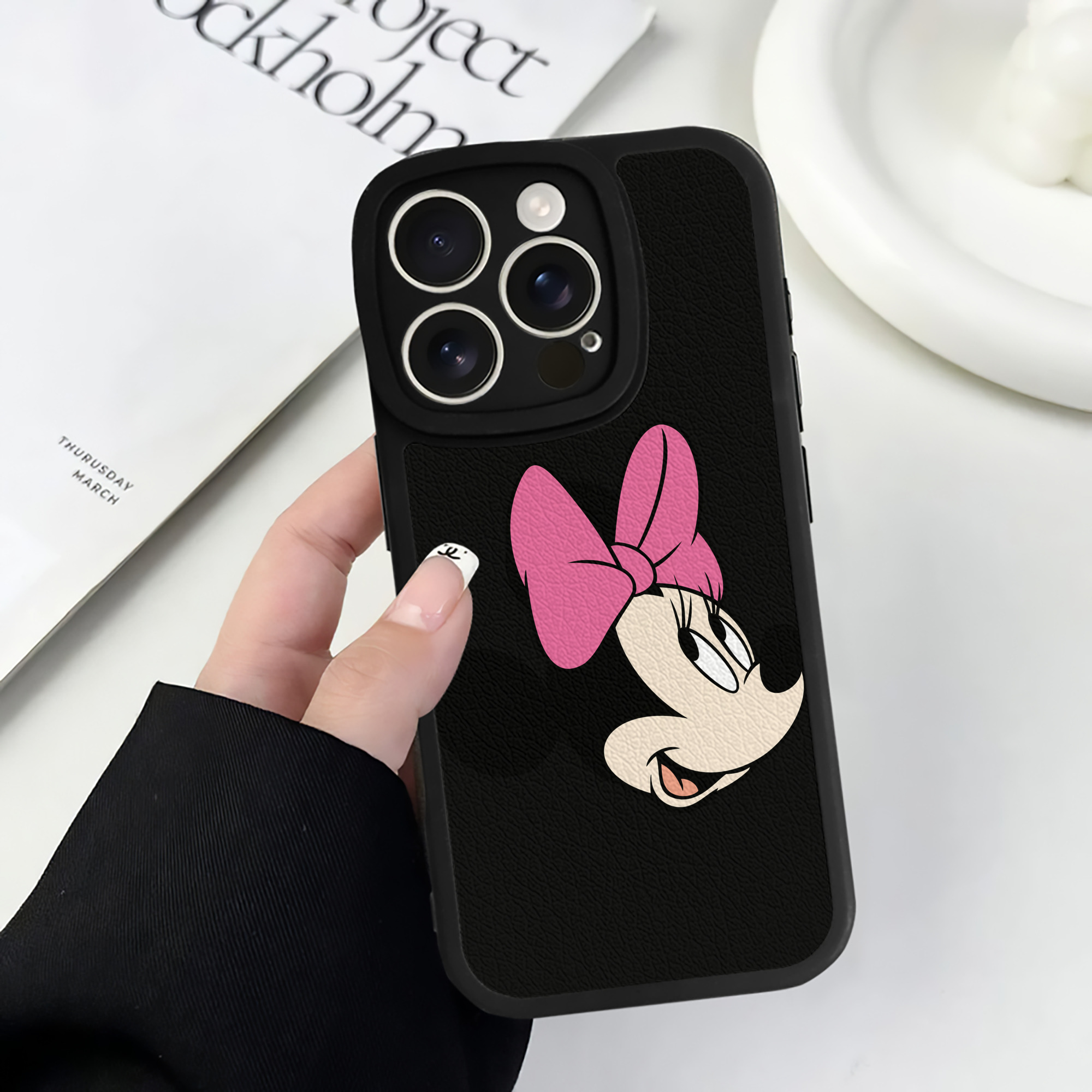 （画像用） ミッキーマウス Mickey Mouse 【iPhone 16シリーズ対応】シリコンスマホケース（レザー調） 材質：シリコン